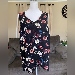 Chelsea & Theodore floral top M